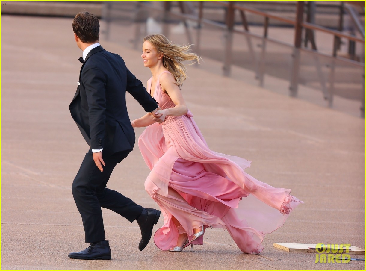 Photo: glen powell sydney sweeney continue filming rom com 29 | Photo