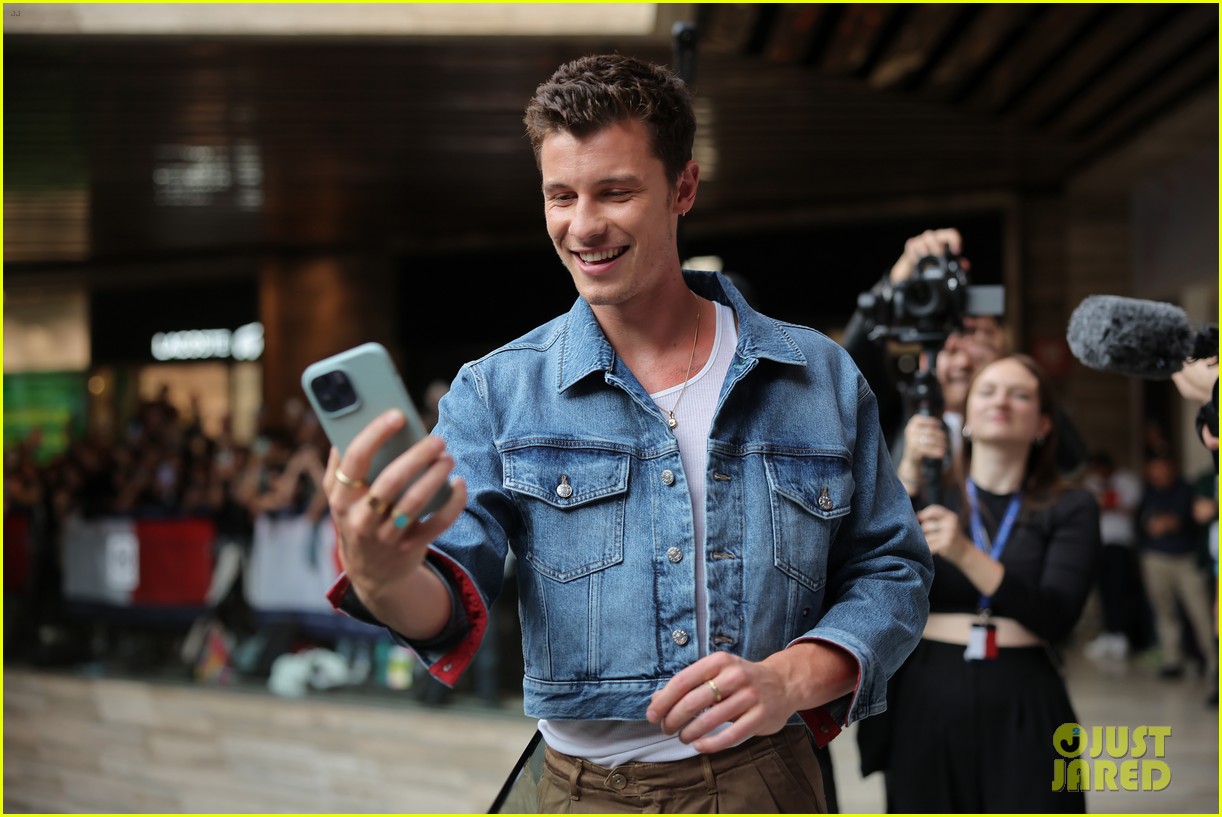 Shawn Mendes Shows Off a Bad Sunburn in New Shirtless Pics, is Visibly