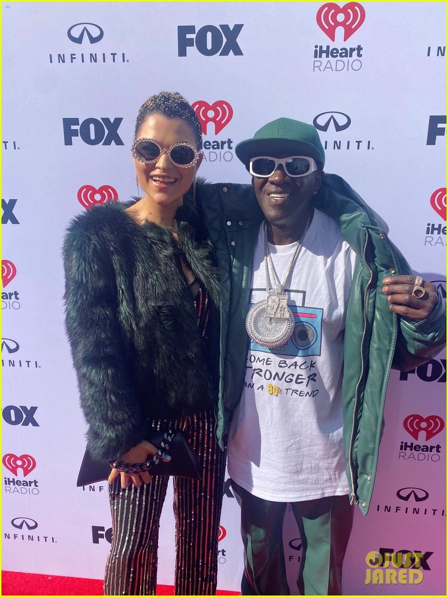 Photo flavor flav with taylor swift iheartradio music awards 2023 05