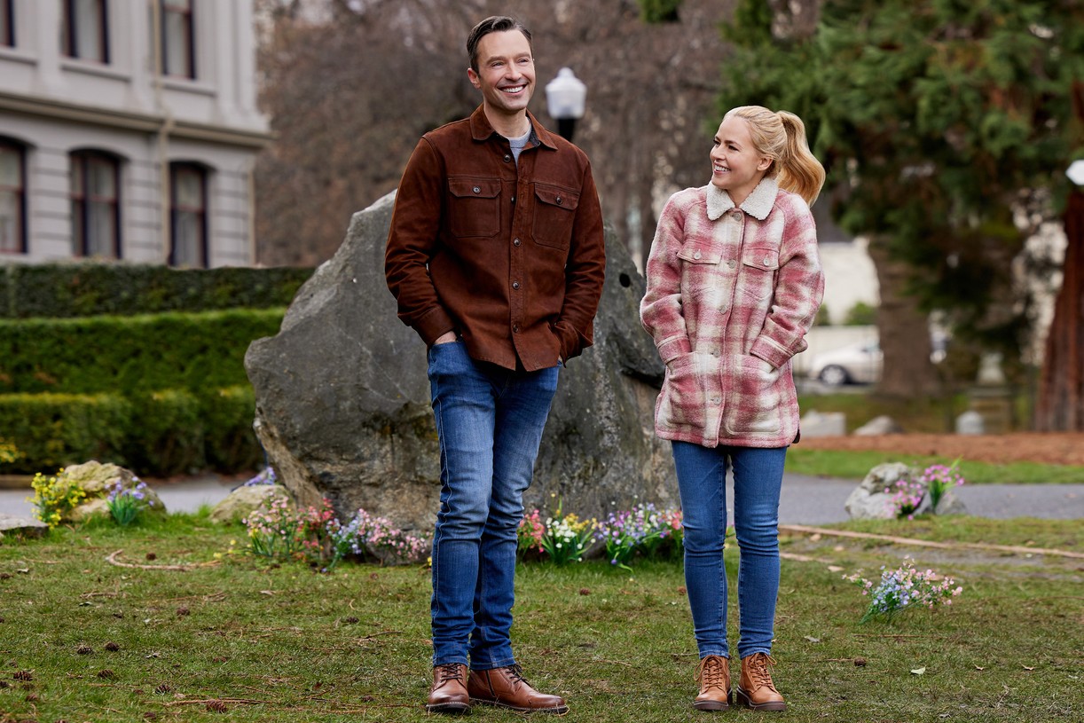 Amanda Schull's Life Gets Turned Around With Carlo Marks in Hallmark's