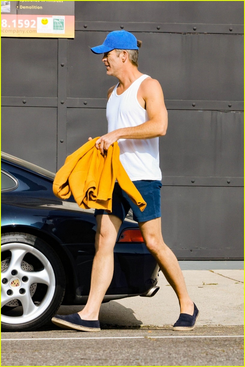 Photo chris pine short shorts dance 18 Photo 4925970 Just Jared