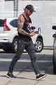 dax shepard shows off his muscles running errands 03