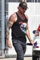 dax shepard shows off his muscles running errands 04