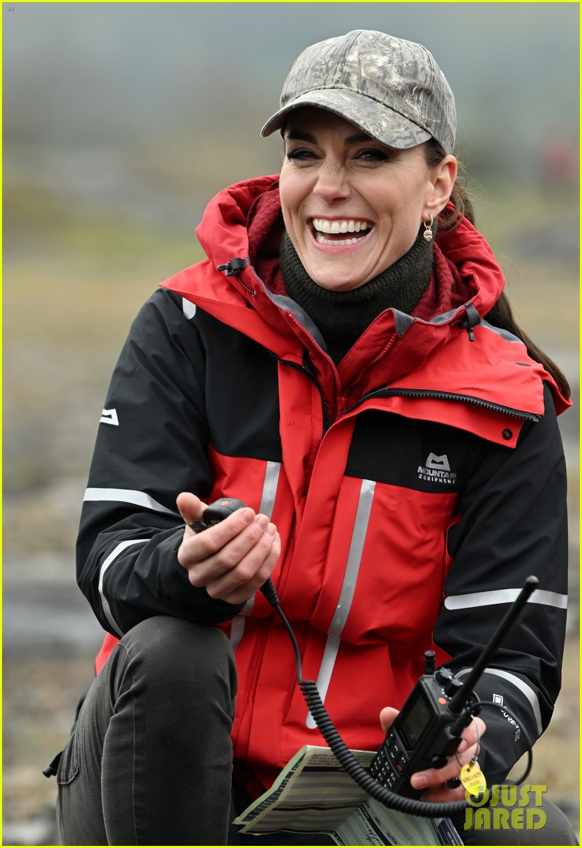 Kate Middleton & Prince William Rappel Down a Mountain During Royal(02)