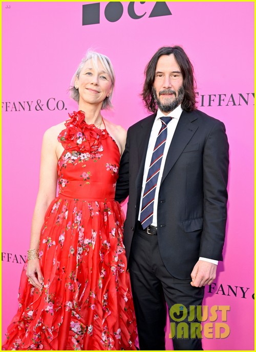 keanu-reeves-girlfriend-alexandra-grant-hug-kiss-at-moca-2023-gala