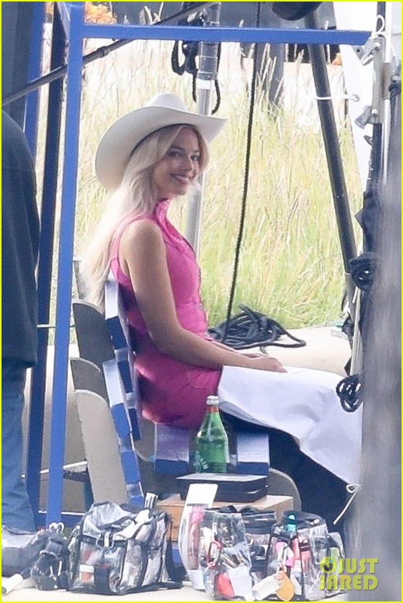 Margot Robbie Gets Back in Costume as Barbie For 'Barbie' Movie(01)