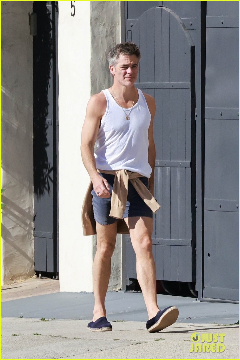 Photo chris pine tank shirt short shorts morning workout 23 Photo