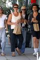 shawn mendes stops by juice bar with friends in weho 01