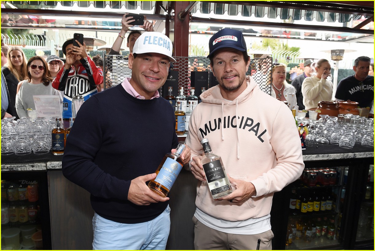 Mark Wahlberg Plays Bartender to Serve His Tequila Brand at Roadside Taco Event: Photo 4916989 | Mark Wahlberg Pictures - Vimarsana News