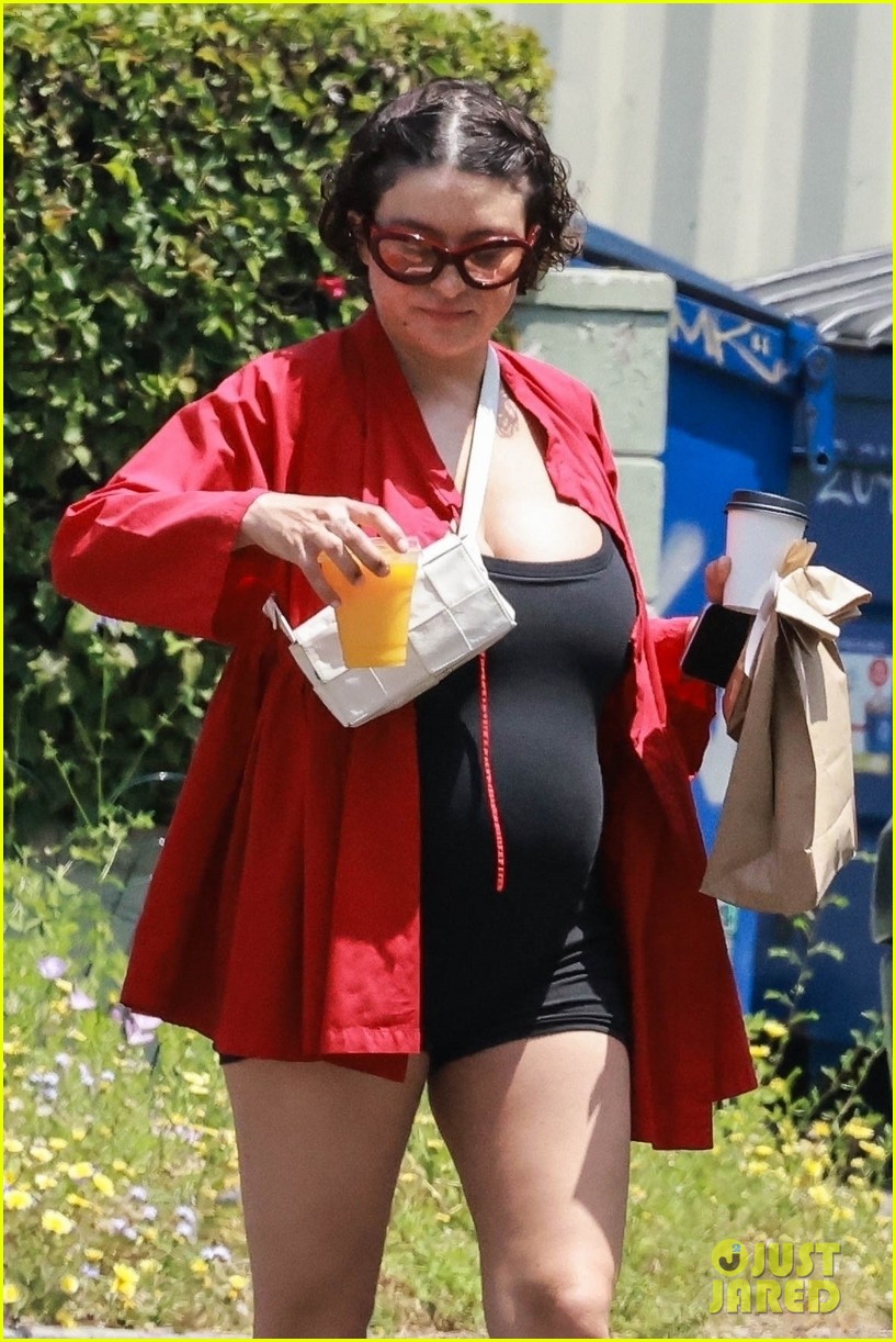 Alia Shawkat Picks Up Lunch to Go in Los Feliz: Photo 4937117 | Photos