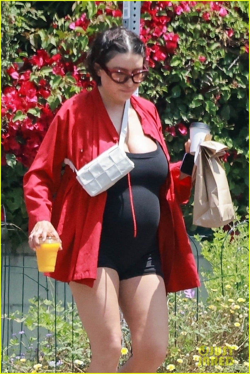 Alia Shawkat Picks Up Lunch to Go in Los Feliz: Photo 4937125 | Photos