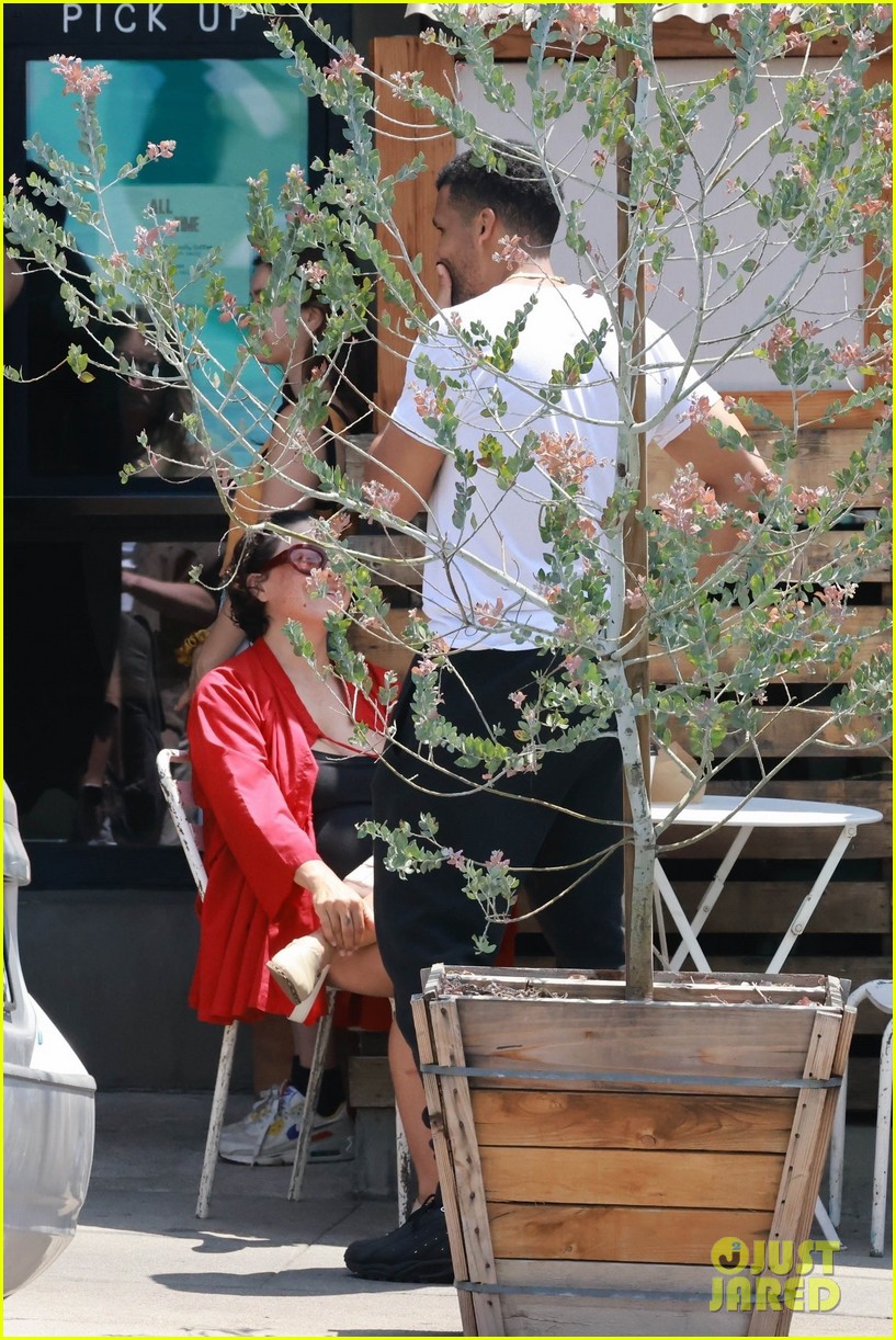 Alia Shawkat Picks Up Lunch to Go in Los Feliz: Photo 4937126 | Photos