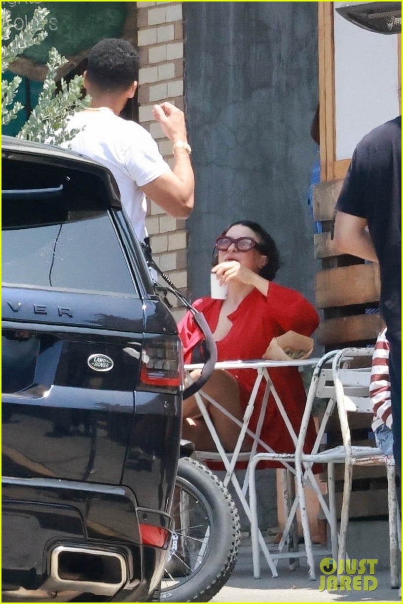 Alia Shawkat Picks Up Lunch to Go in Los Feliz: Photo 4937134 | Photos