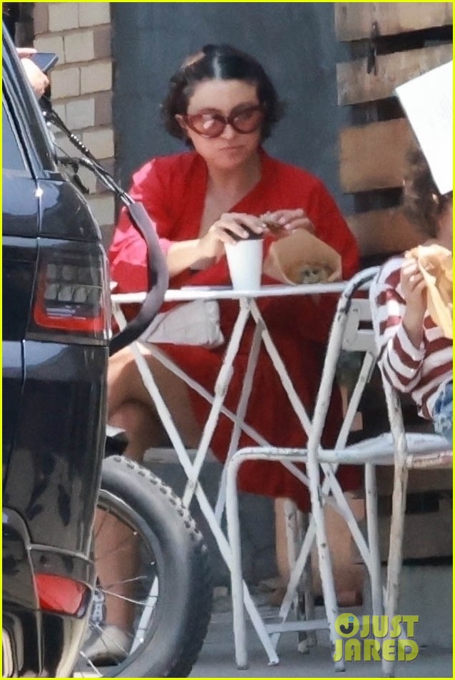 Alia Shawkat Picks Up Lunch to Go in Los Feliz: Photo 4937136 | Photos
