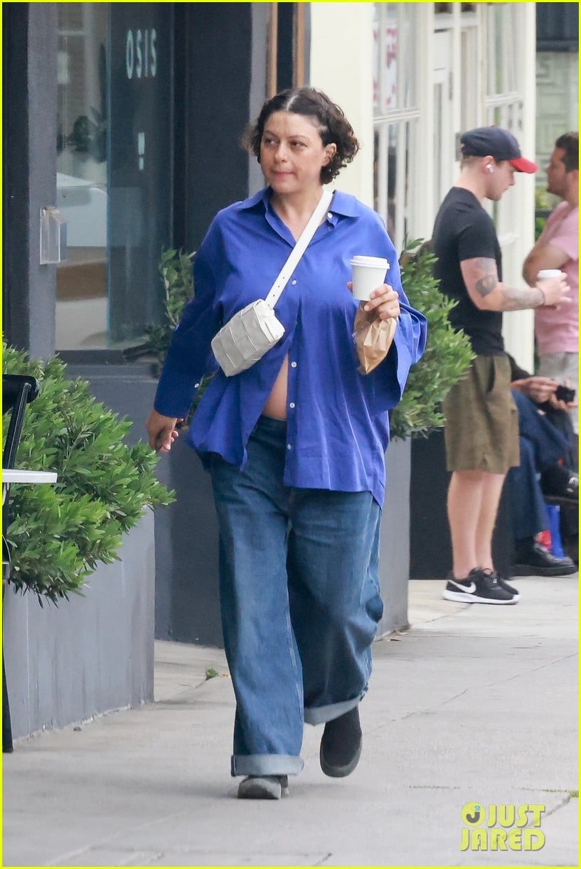 Alia Shawkat Picks Up Lunch to Go in Los Feliz: Photo 4937149 | Photos