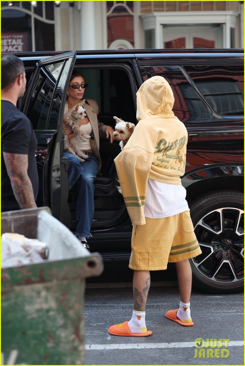 Hailey & Justin Bieber Bring Their Dogs Out in New York City Photo