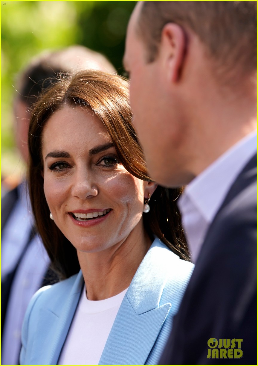 Prince William & Kate Middleton Surprise Locals at The Big Lunch After(01)