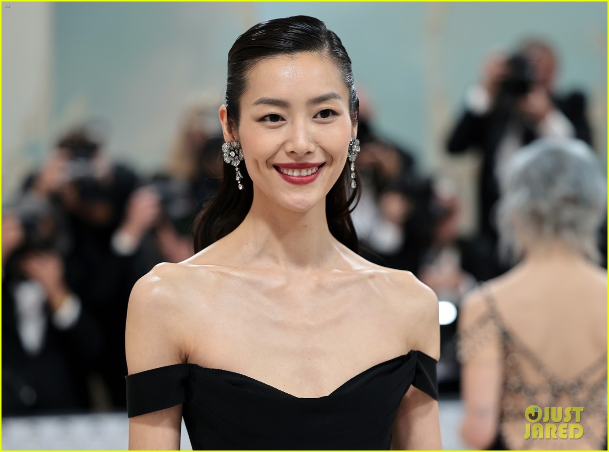 Emily Ratajkowski & Phoebe Bridgers Represent Tory Burch at Met Gala