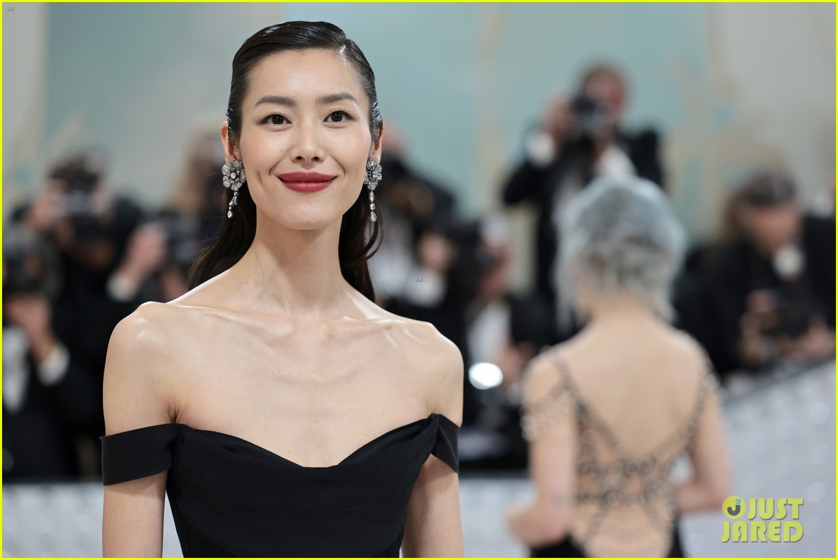 Emily Ratajkowski & Phoebe Bridgers Represent Tory Burch at Met Gala