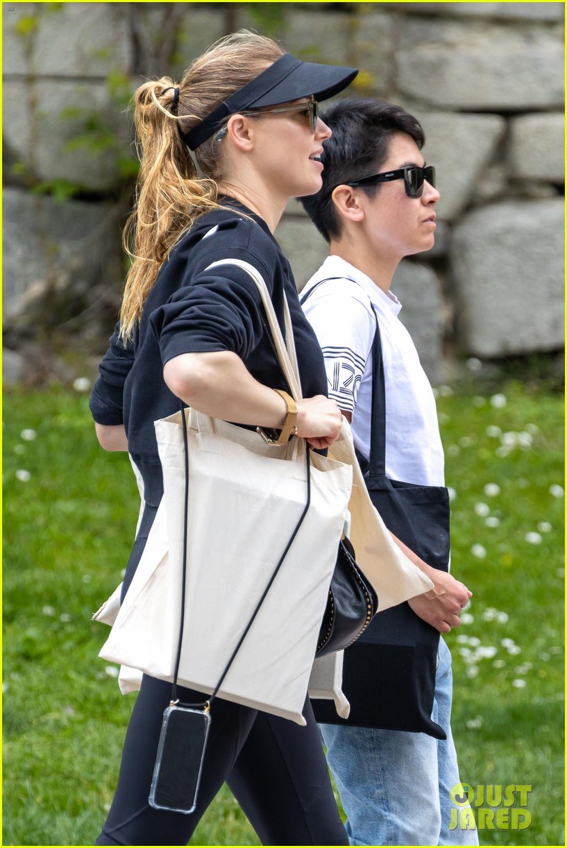 Amber Heard Does Some Shopping at Book Fair in Madrid Photo 4939669