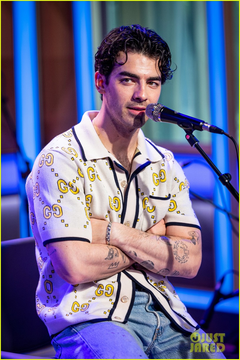 Jonas Brothers Promote Their Aptly Titled 'The Album', Hop Onstage