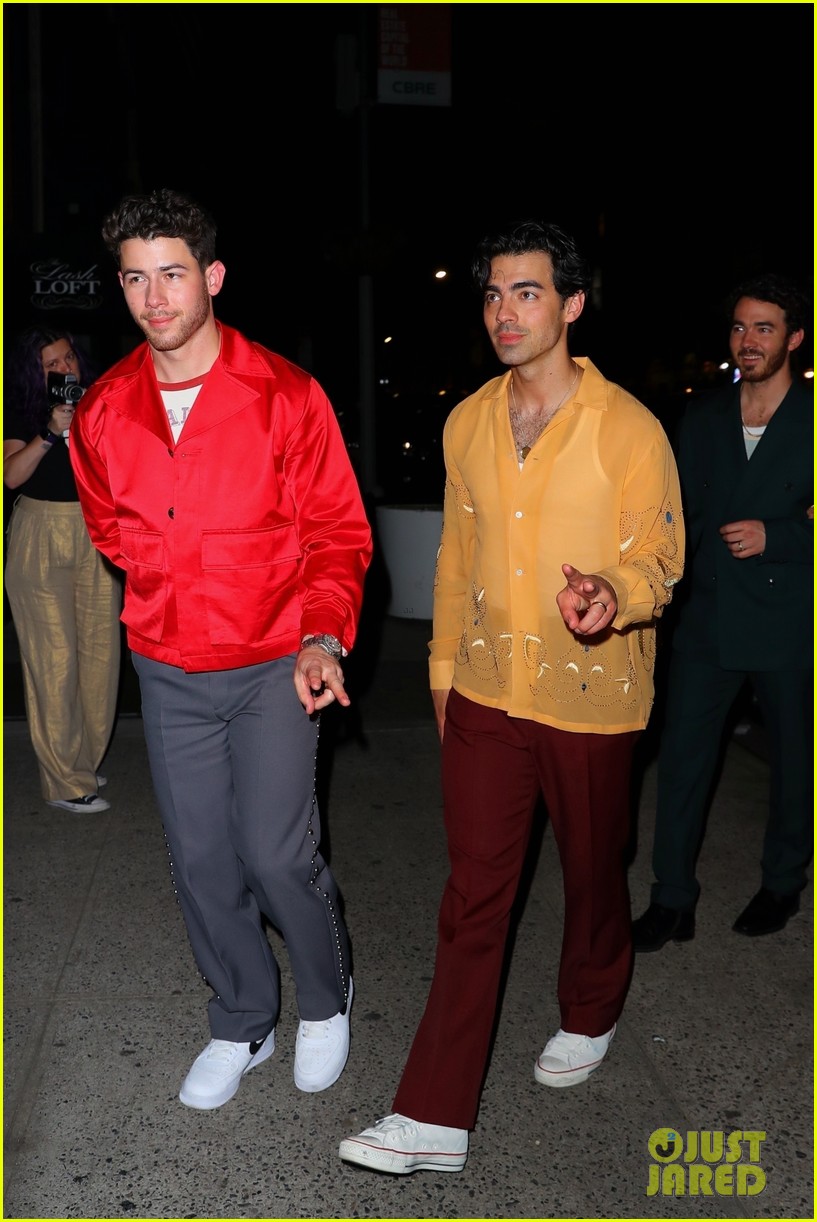 Photo jonas brothers celebrate the album release at sona in nyc 02
