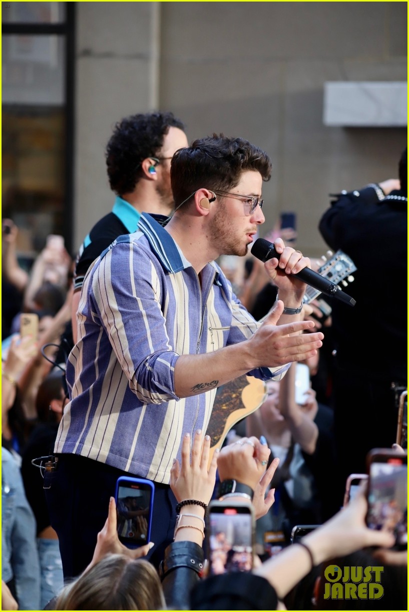 Jonas Brothers Perform New Songs 'Waffle House' & 'Summer Baby' on