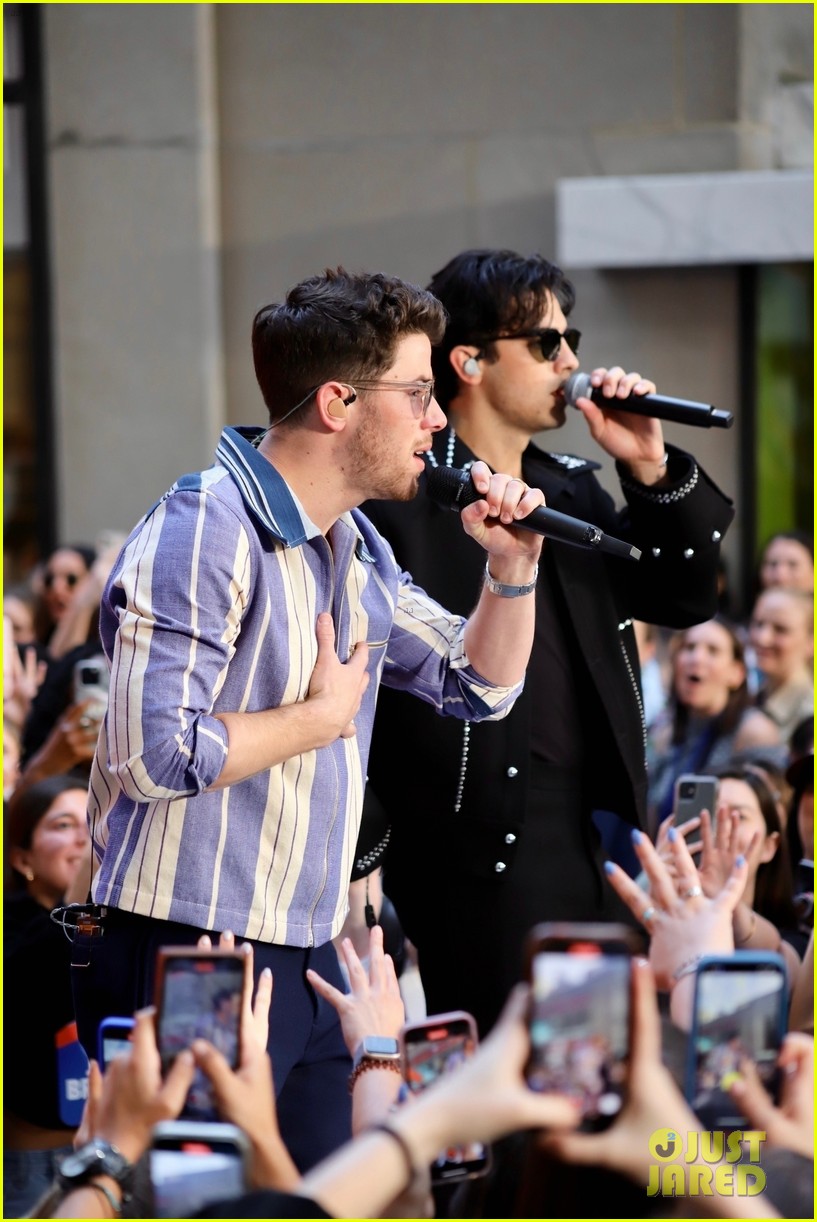 Jonas Brothers Perform New Songs 'Waffle House' & 'Summer Baby' on