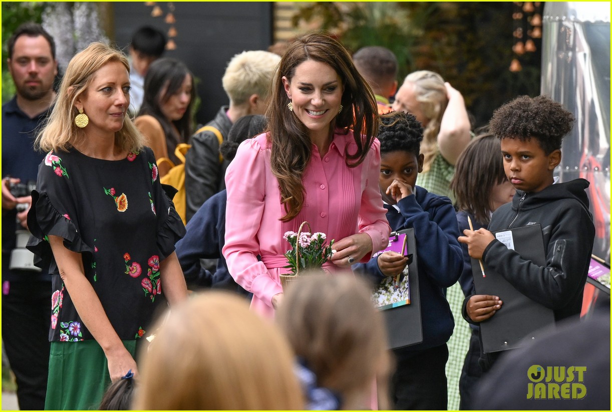 Photo kate middleton pink dress picnic chelsea flower show 02 Photo