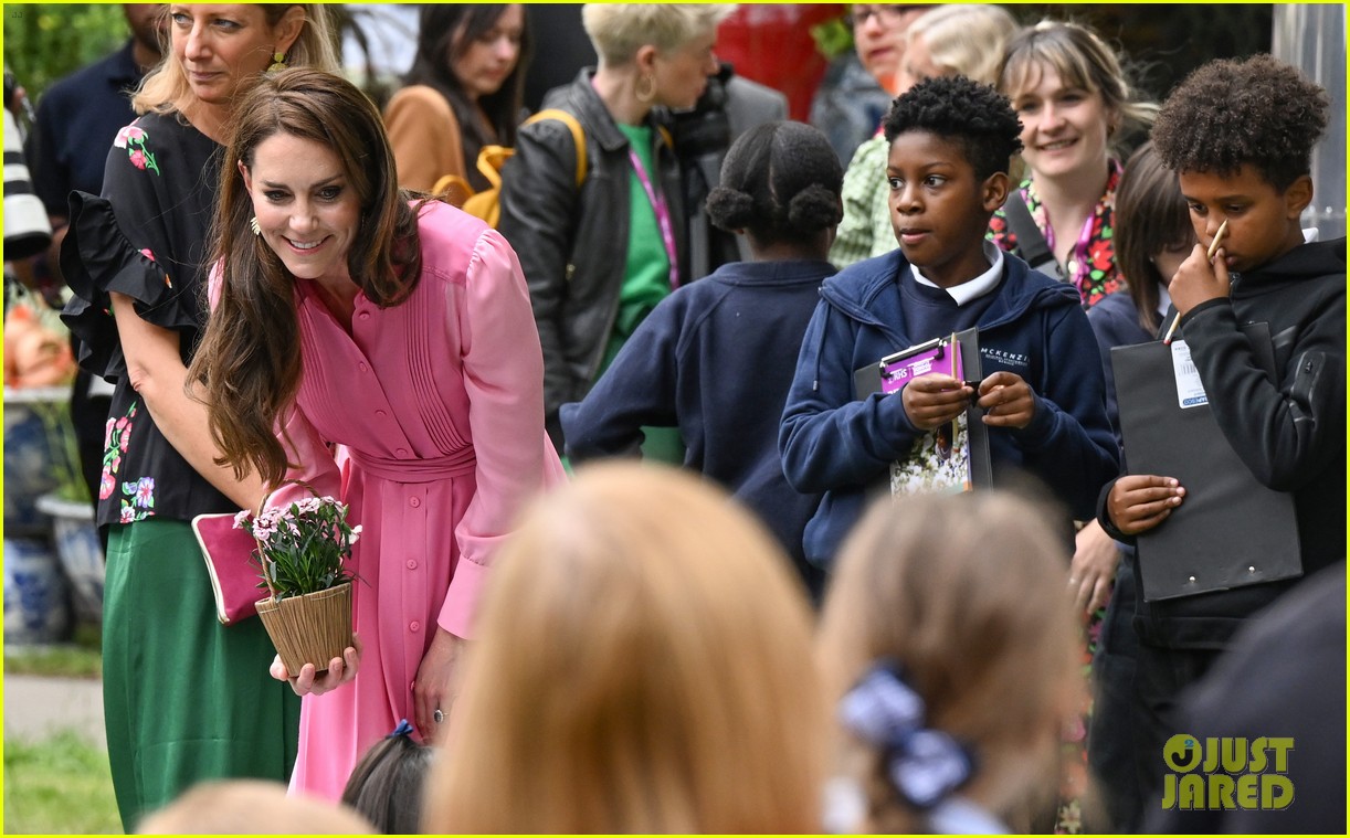 Photo kate middleton pink dress picnic chelsea flower show 06 Photo