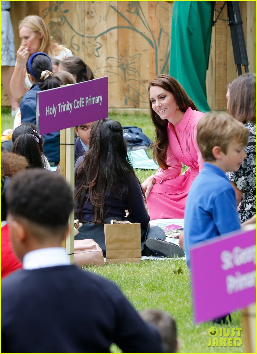 Photo kate middleton pink dress picnic chelsea flower show 11 Photo