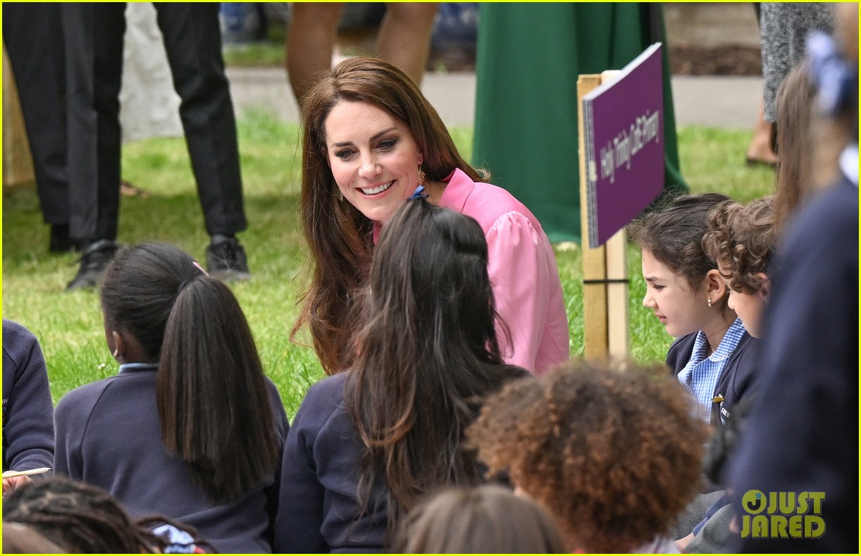 Photo kate middleton pink dress picnic chelsea flower show 14 Photo