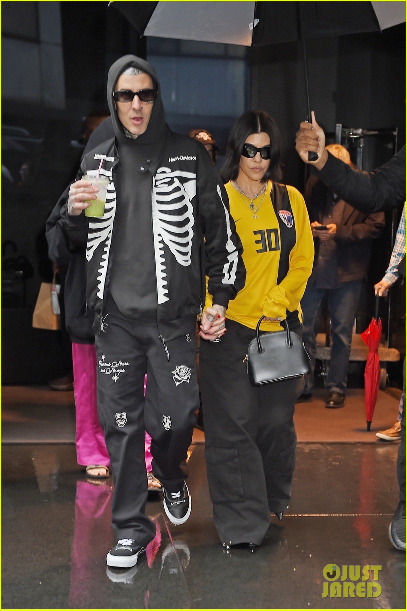 Photo kourtney kardashian travis barker nyc 03 Photo 4935769 Just