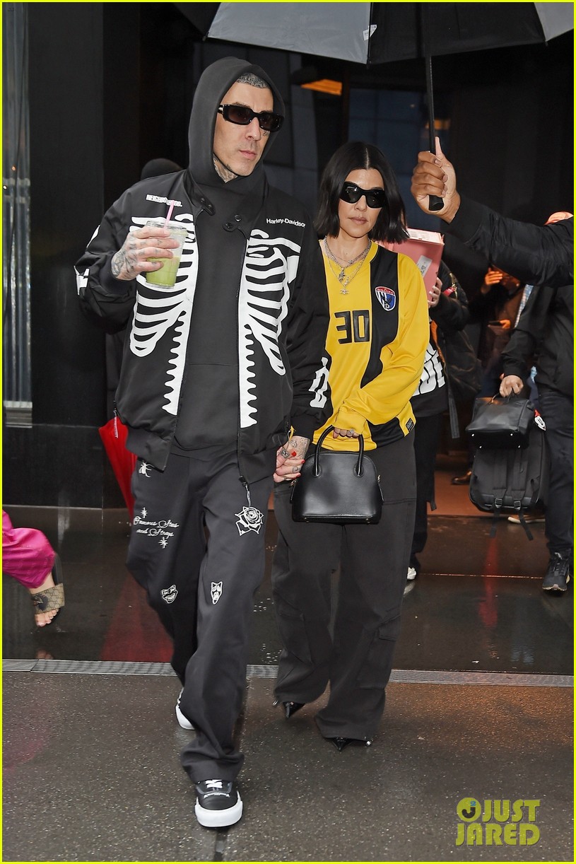 Kourtney Kardashian Goes Dark Again, Dyes Her Hair Black & Debuts the