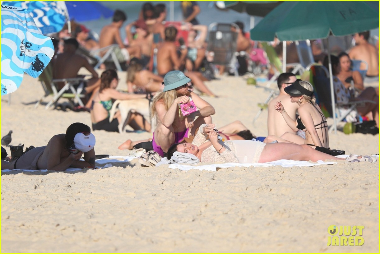 lana-del-rey-beach-day-032.jpg