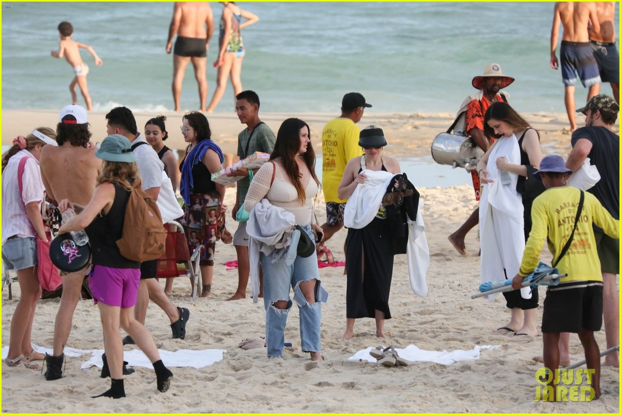 lana-del-rey-beach-day-123.jpg