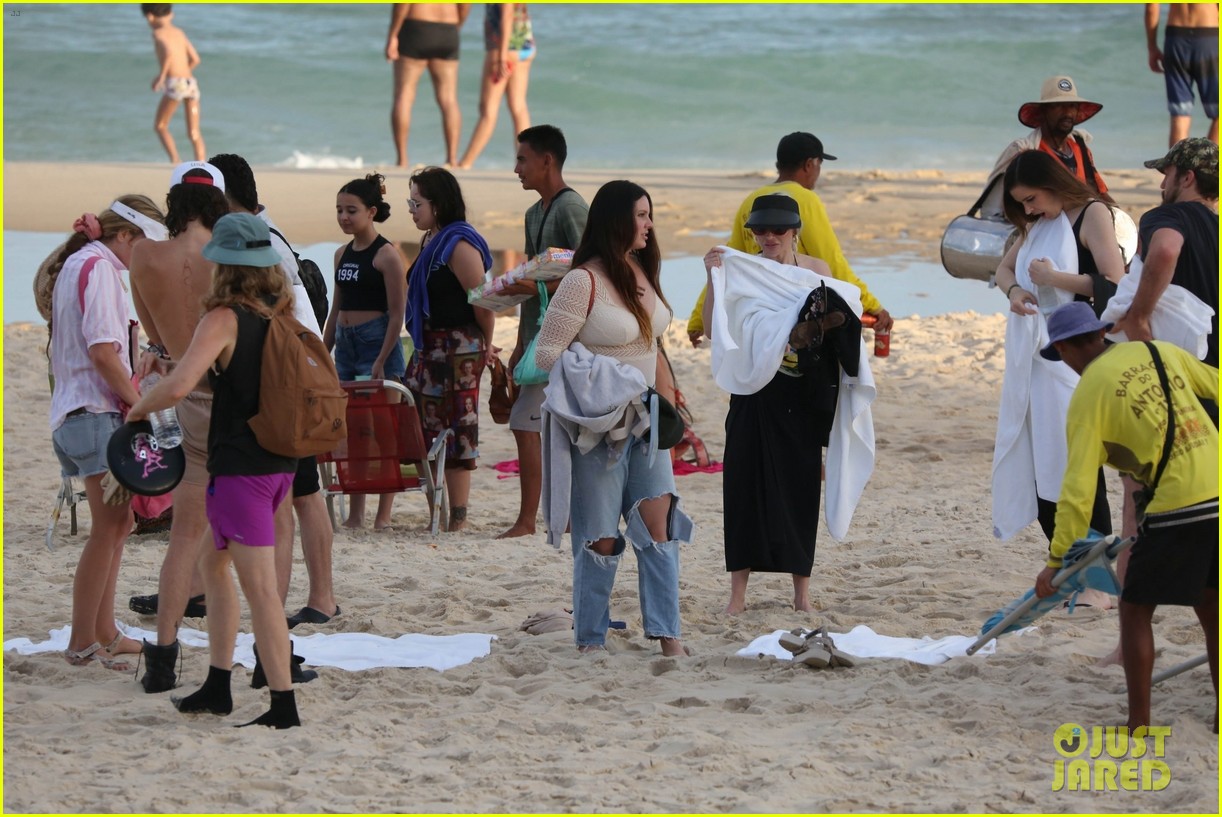 lana-del-rey-beach-day-131.jpg