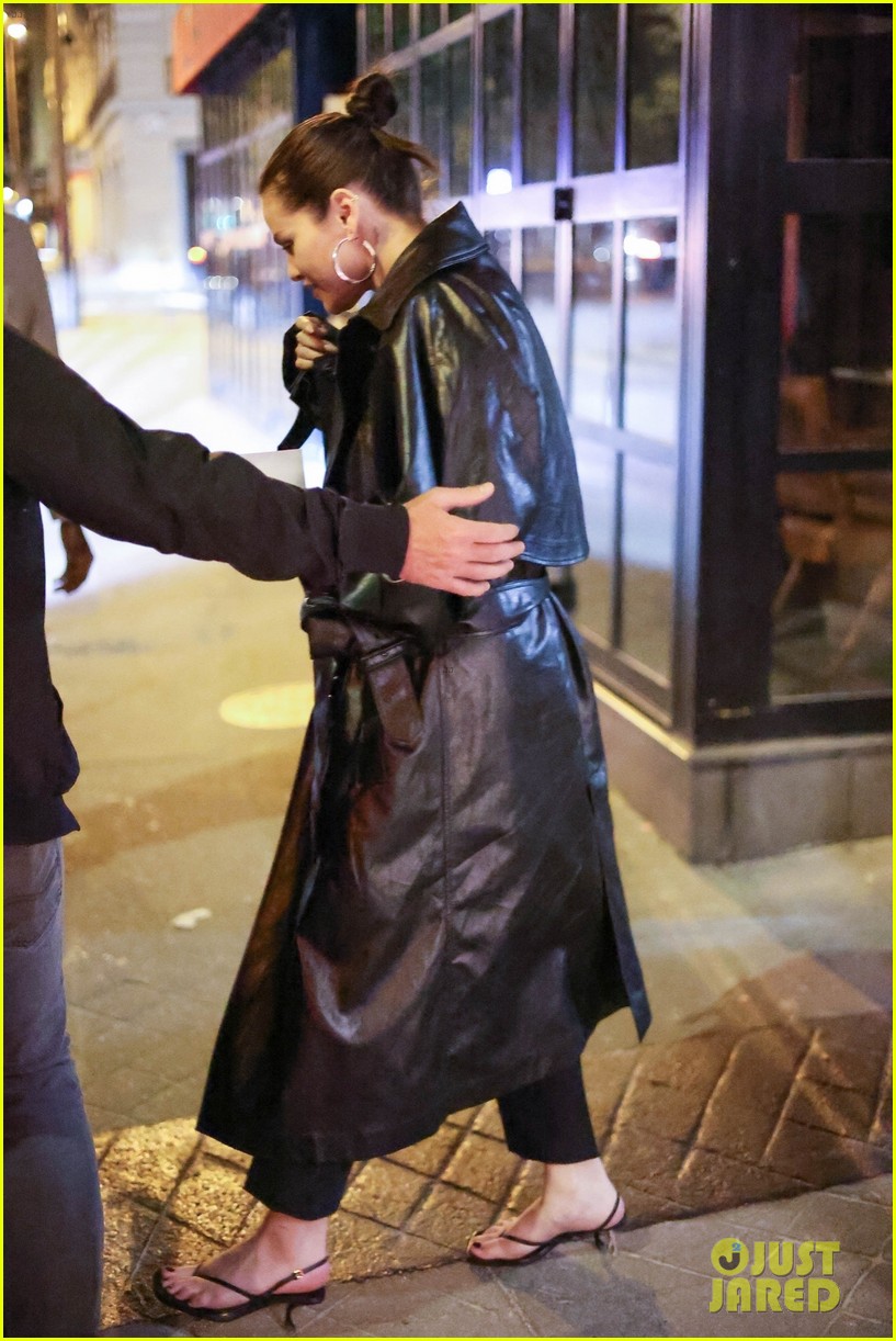 Selena Gomez Seemingly Calls Out Security Guard While Attending Beyonce