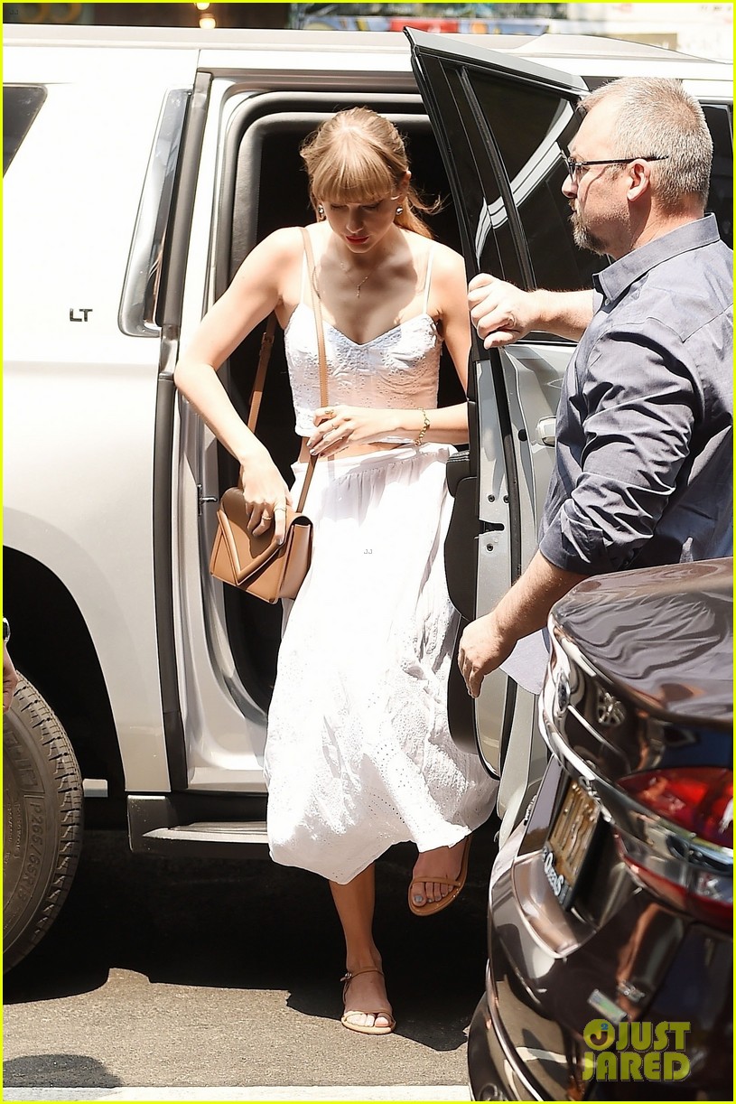 Taylor Swift Returns to Electric Lady Studio in NYC Hours After