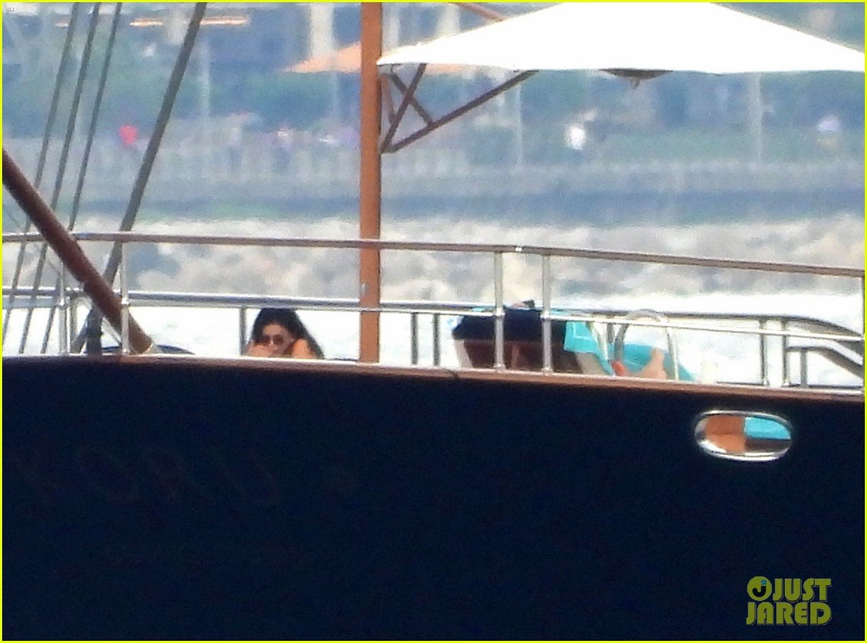 Jeff Bezos Spotted Playing Photographer for Lauren Sanchez on His 500