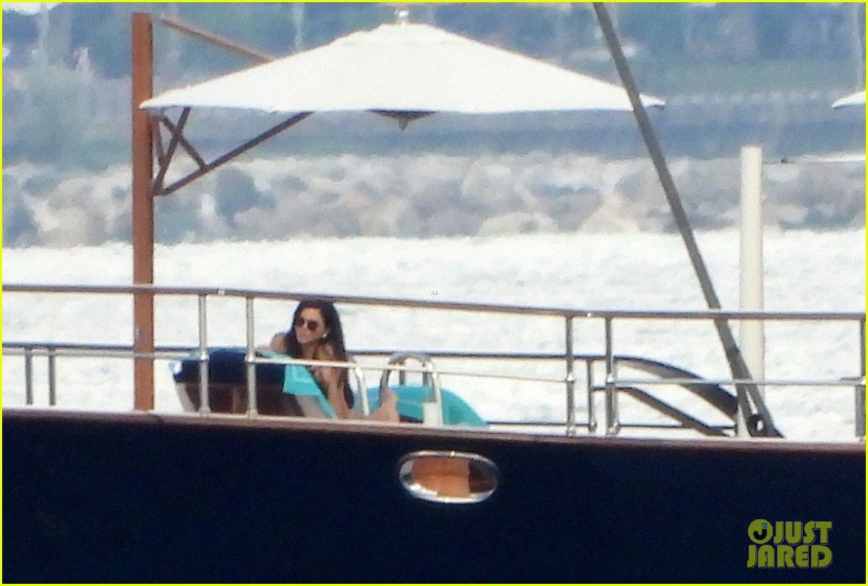 Jeff Bezos Spotted Playing Photographer for Lauren Sanchez on His 500(02)