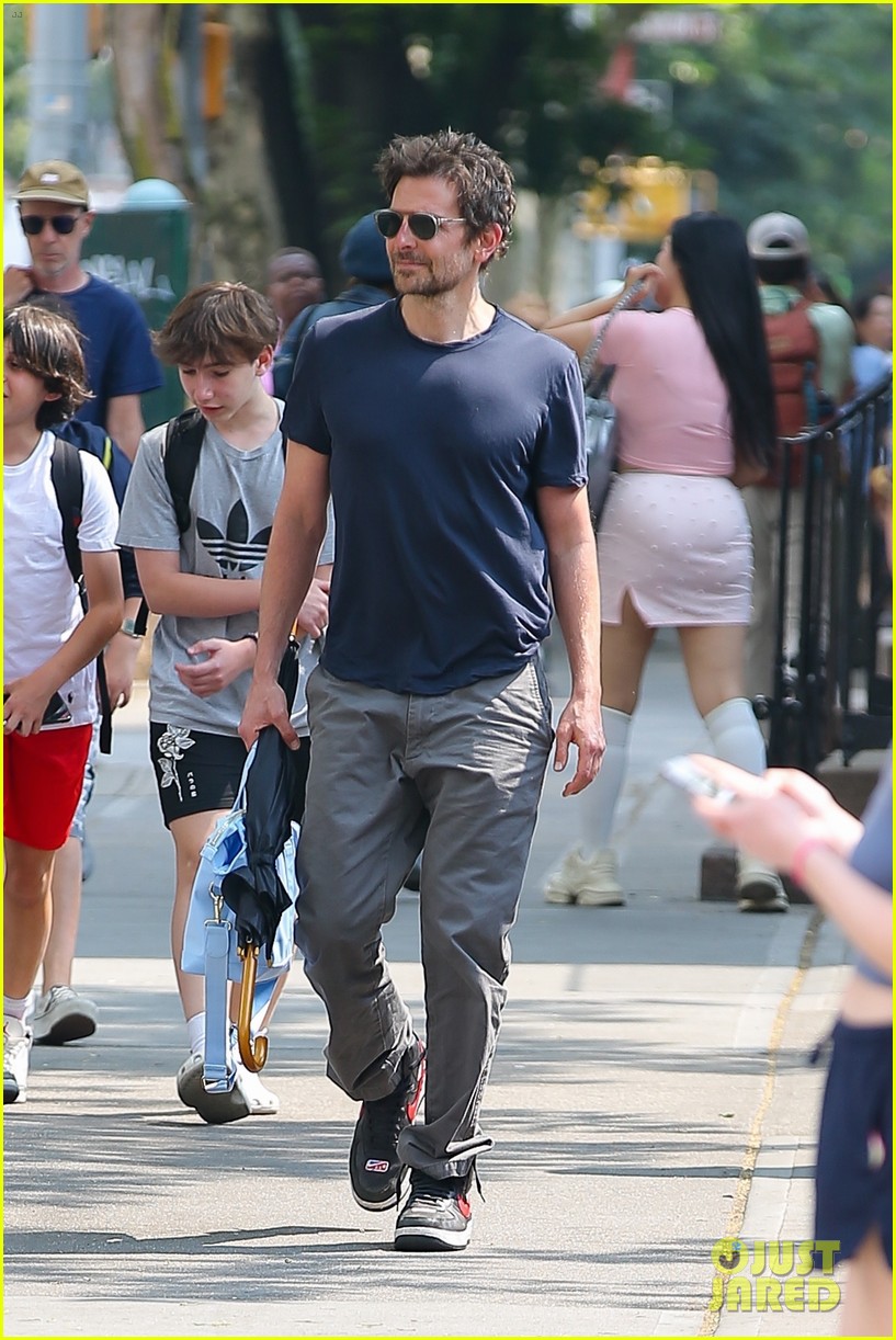 [REQUEST] Bradley Cooper went for a solo stroll around the neighborhood. 06/06/2023