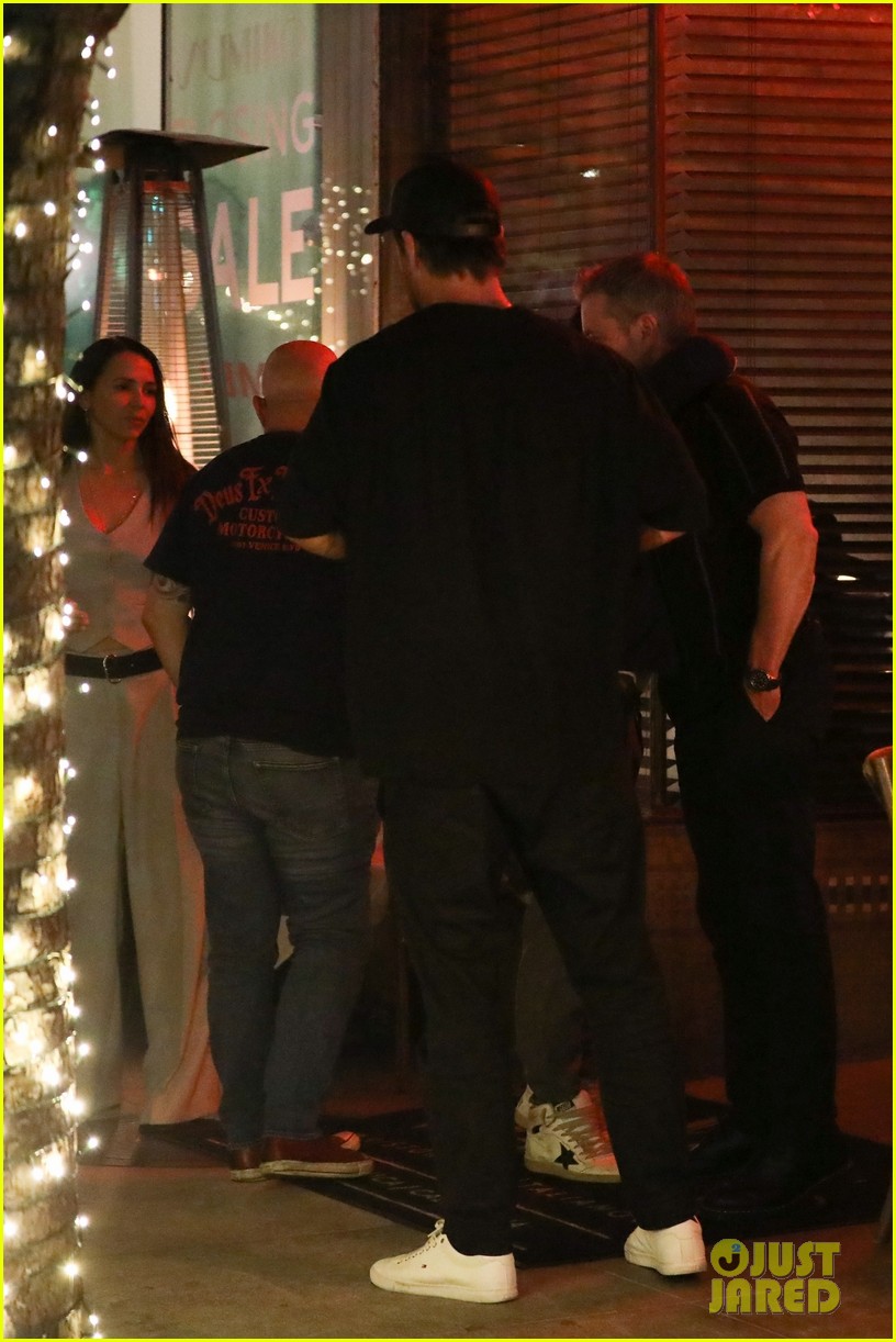 Chris Hemsworth & Matt Damon Meet Up for Dinner in Santa Monica Photo