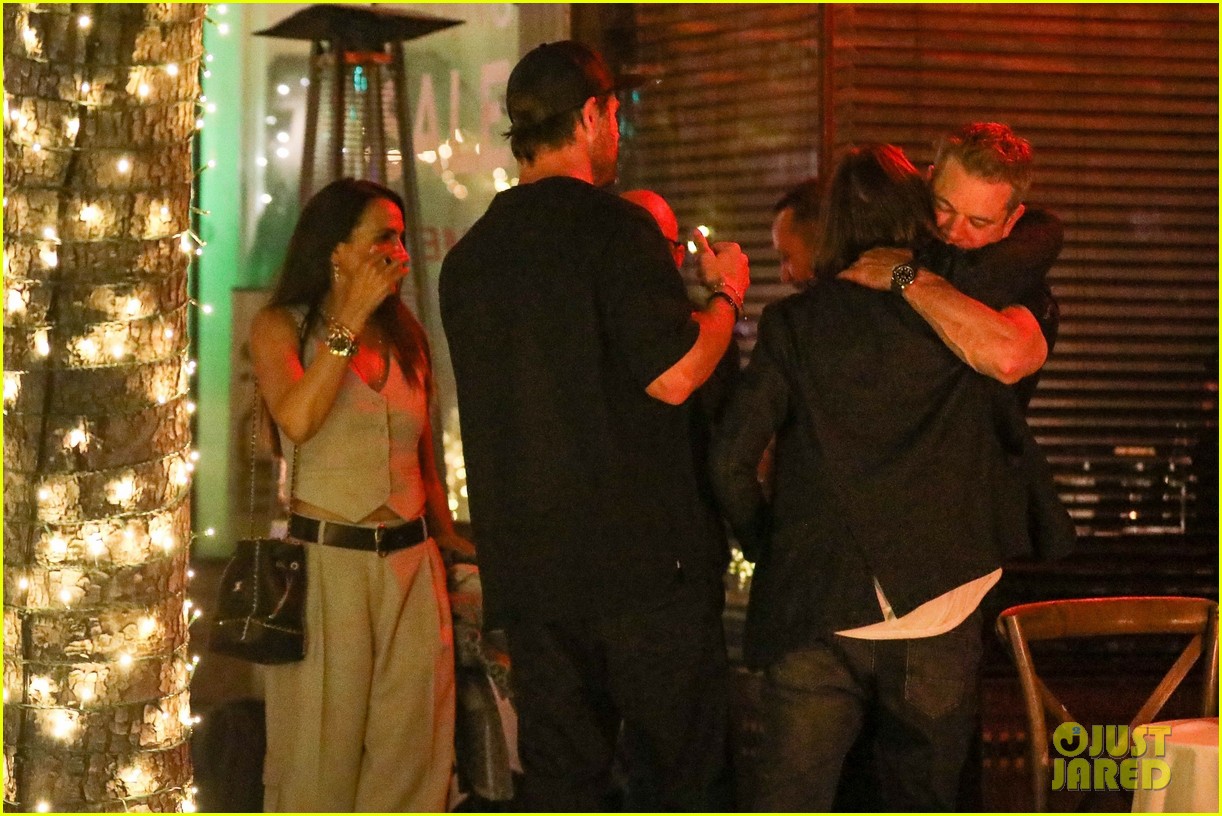 Chris Hemsworth & Matt Damon Meet Up for Dinner in Santa Monica Photo