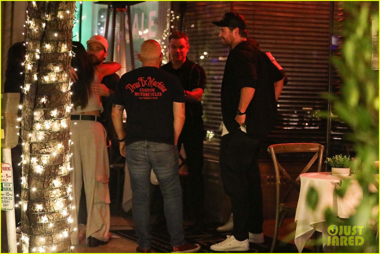 Chris Hemsworth & Matt Damon Meet Up for Dinner in Santa Monica Photo