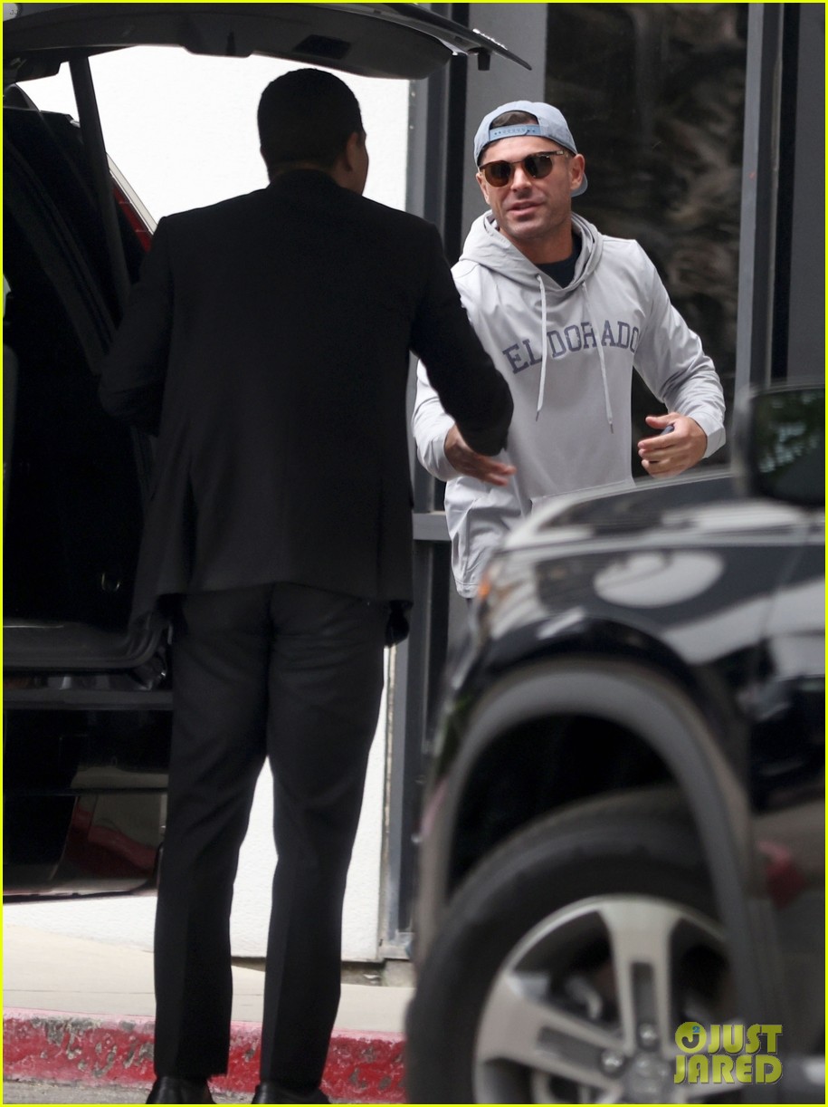 Zac Efron Spotted Arriving at Private L.A. Airport in Rare New Photos: Photo 4945867 | Zac Efron Photos - Vimarsana News