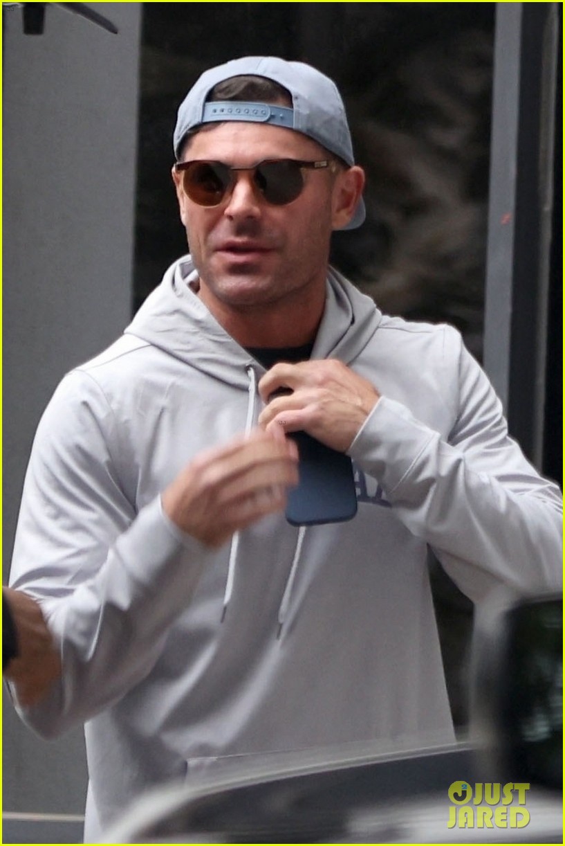 Zac Efron Spotted Arriving at Private L.A. Airport in Rare New Photos: Photo 4945869 | Zac Efron Photos - Vimarsana News