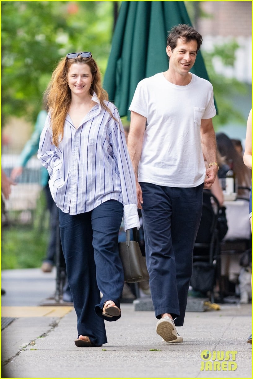 Mark Ronson & Wife Grace Gummer Meet Up with a Friend for Dinner in NYC Photo 4950290 Grace