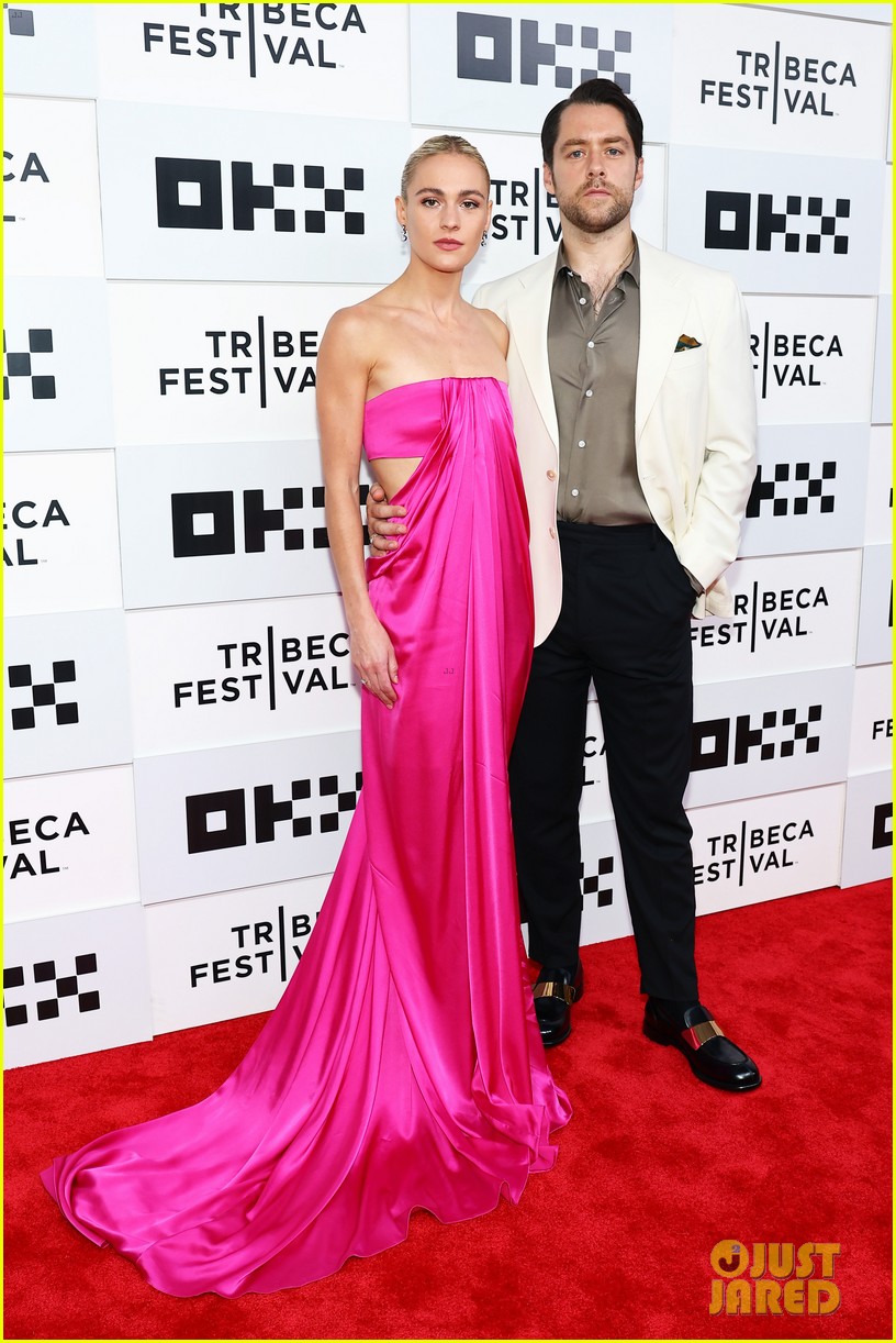 Sam Heughan & Caitriona Balfe Lead Co-Stars To 'Outlander' Season 7