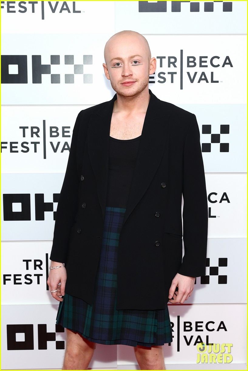 Sam Heughan & Caitriona Balfe Lead Co-Stars To 'Outlander' Season 7